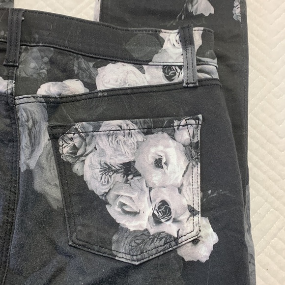 J Brand Mid Rise Cropped Skinny Jeans, Black with Gray & White Floral Design, 26 - Picture 9 of 16